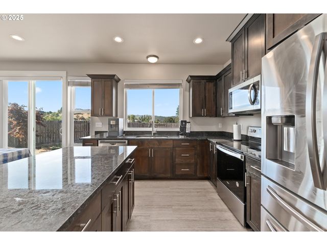 300 BRADY Ln, Roseburg, OR 97471