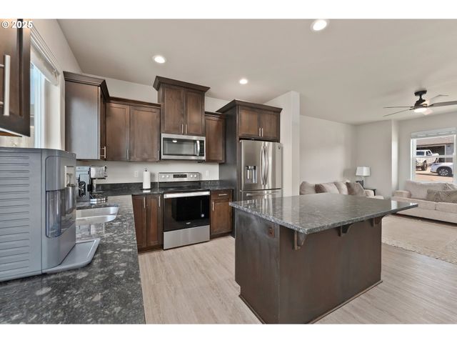 300 BRADY Ln, Roseburg, OR 97471
