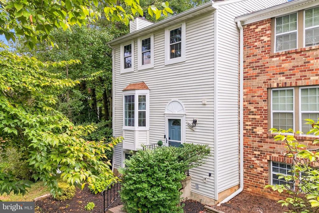 10008 CHESTNUT WOOD LN, Burke, VA 22015