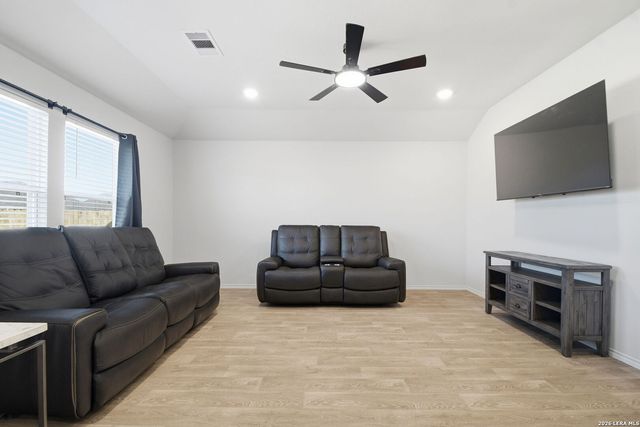 425 Lancebill Dr, Lockhart, TX 78644