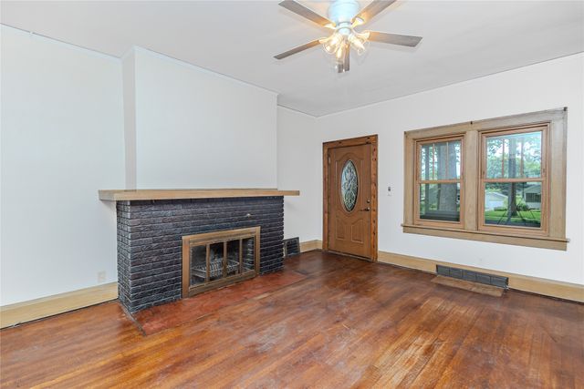1448 Thompson Avenue, Des Moines, IA 50316