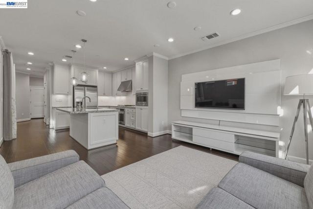520 Sandalwood Dr, Livermore, CA 94551