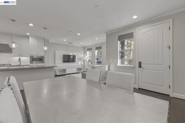 520 Sandalwood Dr, Livermore, CA 94551