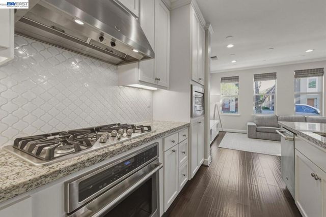 520 Sandalwood Dr, Livermore, CA 94551