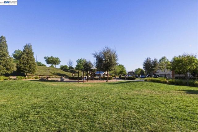 520 Sandalwood Dr, Livermore, CA 94551