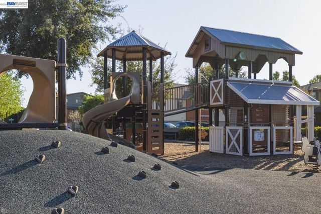 520 Sandalwood Dr, Livermore, CA 94551