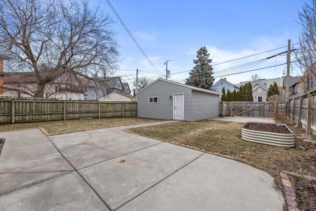 2013 N Booth STREET, Milwaukee, WI 53212