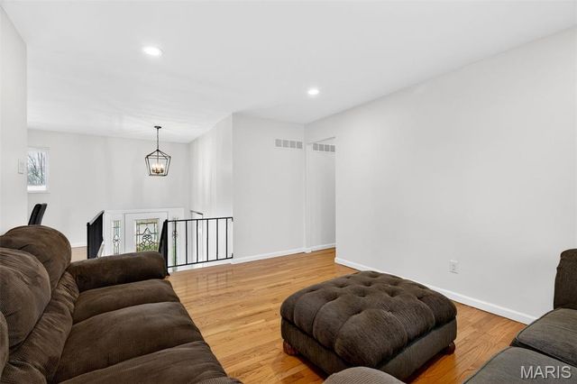 2165 E Humes Lane, Florissant, MO 63033