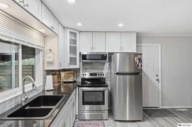200 E Cherrywood Drive, Lincoln, NE 68510