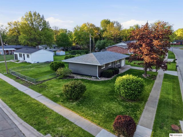200 E Cherrywood Drive, Lincoln, NE 68510