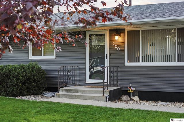 200 E Cherrywood Drive, Lincoln, NE 68510