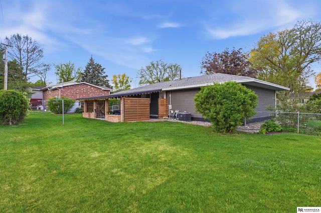 200 E Cherrywood Drive, Lincoln, NE 68510
