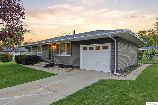 200 E Cherrywood Drive, Lincoln, NE 68510