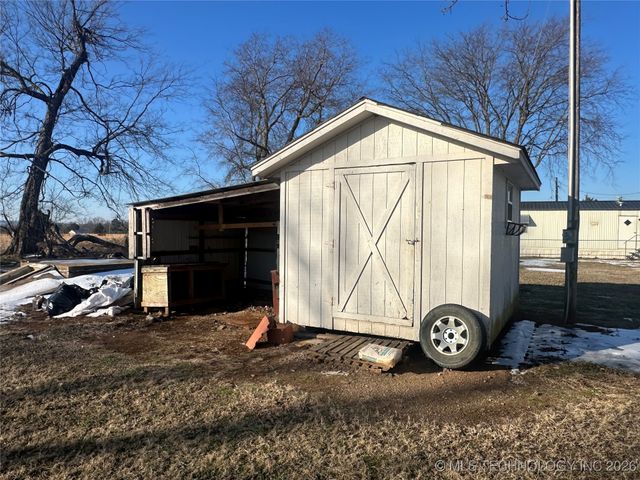 408184 Highway 266, Henryetta, OK 74437