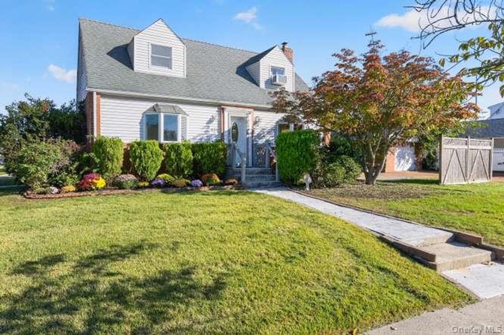 484 Croyden Road, Garden City South, NY 11530 — exterior