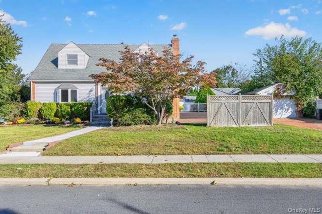 484 Croyden Road, Garden City South, NY 11530 — photo 2