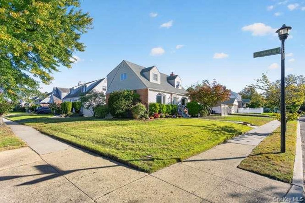 484 Croyden Road, Garden City South, NY 11530 — photo 3