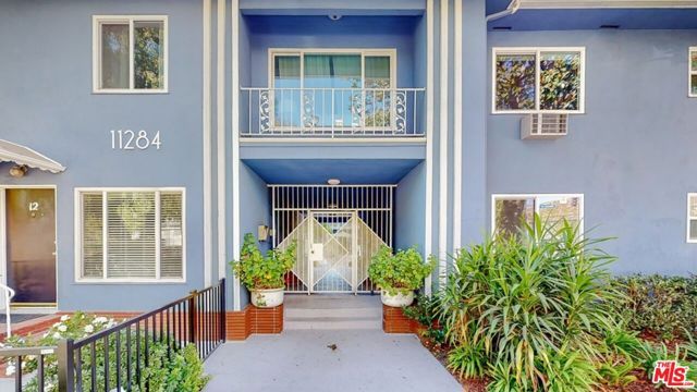 11284 Montana Avenue 1, Los Angeles, CA 90049