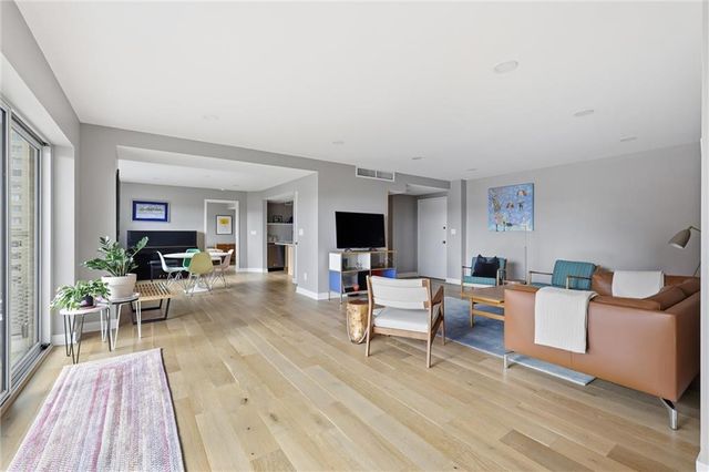 310 W 49th Street 805, Kansas City, MO 64112