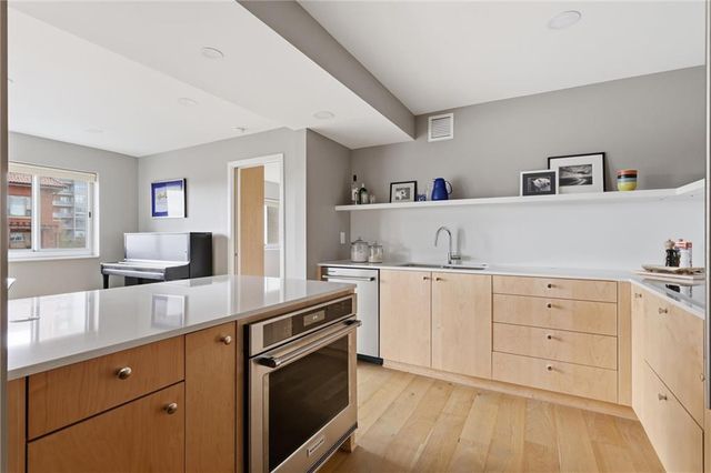 310 W 49th Street 805, Kansas City, MO 64112