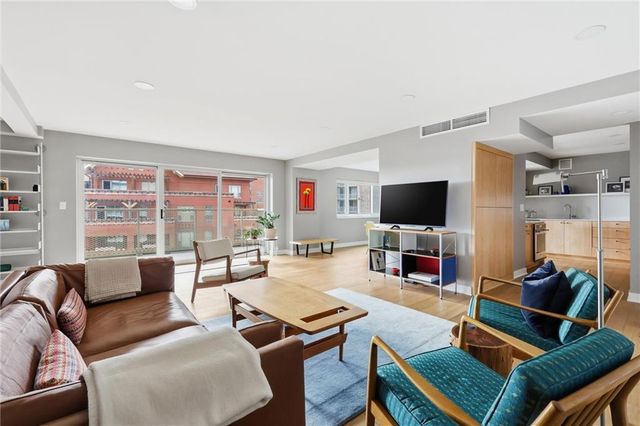 310 W 49th Street 805, Kansas City, MO 64112