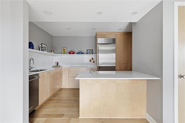 310 W 49th Street 805, Kansas City, MO 64112