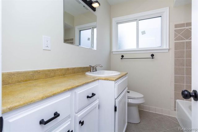 29940 Commonwealth Street, Roseville, MI 48066