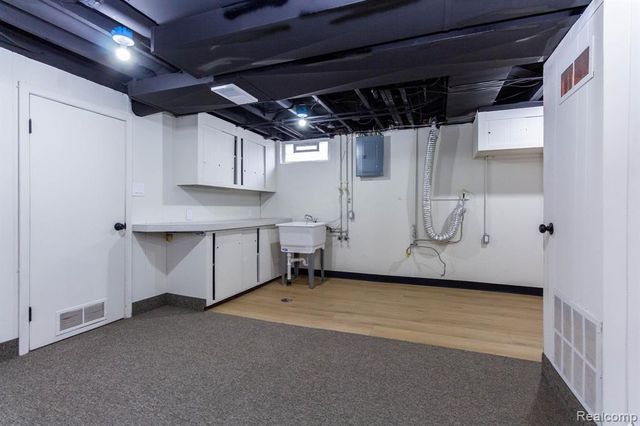 29940 Commonwealth Street, Roseville, MI 48066