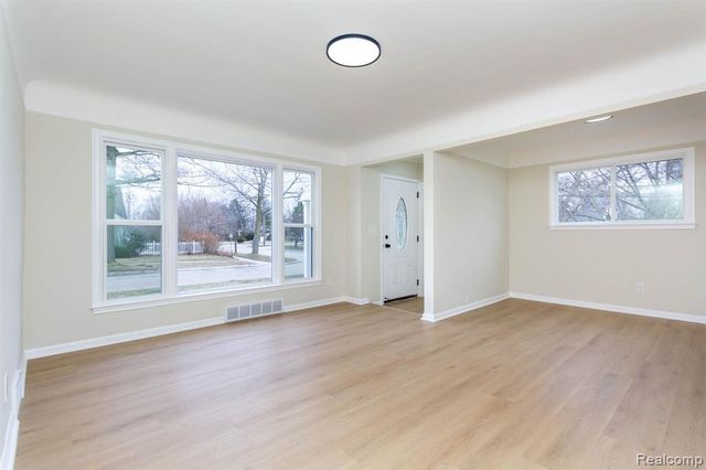 29940 Commonwealth Street, Roseville, MI 48066