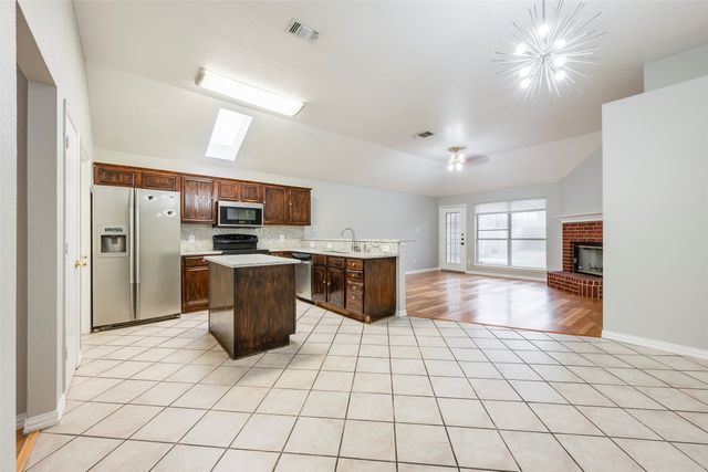 5900 Rising Meadow Drive, Arlington, TX 76018