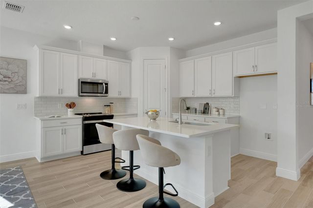 995 FIESTA KEY CIRCLE, Lady Lake, FL 32159