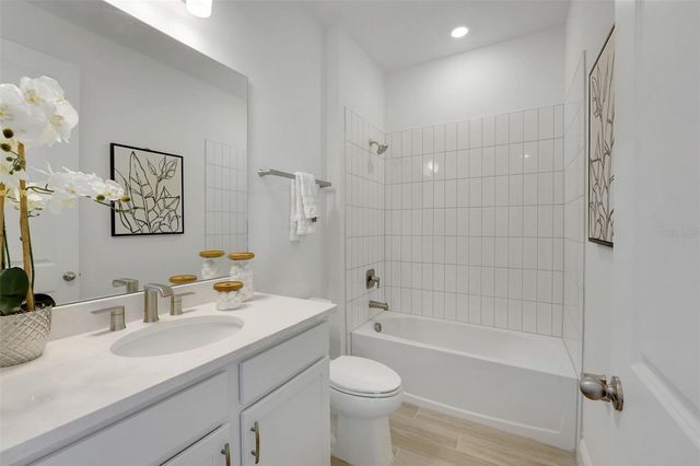 995 FIESTA KEY CIRCLE, Lady Lake, FL 32159