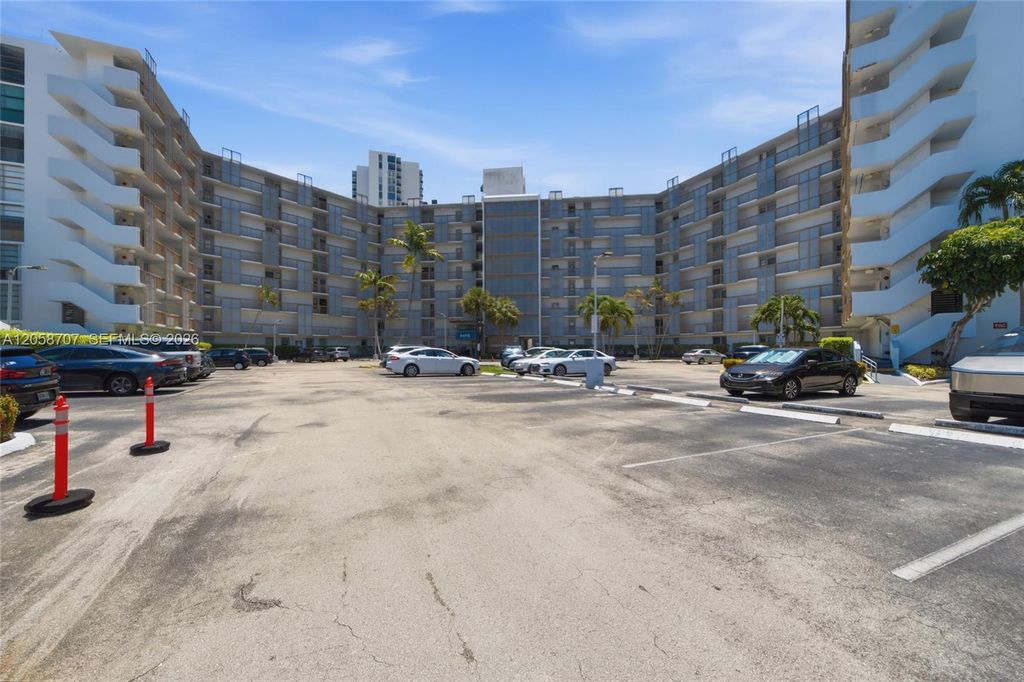 3401 N Country Club Dr 804, Aventura, FL 33180