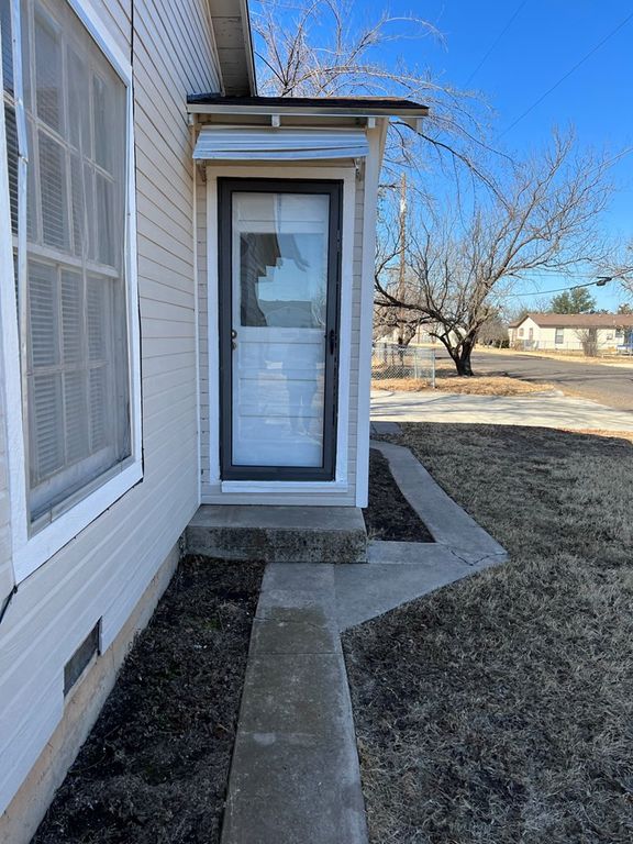 Image 17 of property listing at 1201 Clairmont Street, San Angelo, TX 76905