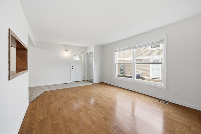 377 Farmingdale Circle 377, Vernon Hills, IL 60061