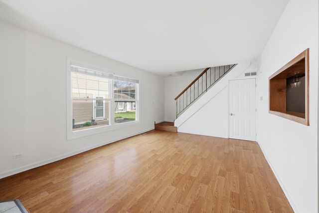 377 Farmingdale Circle 377, Vernon Hills, IL 60061