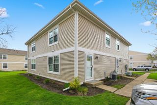 377 Farmingdale Circle 377, Vernon Hills, IL 60061