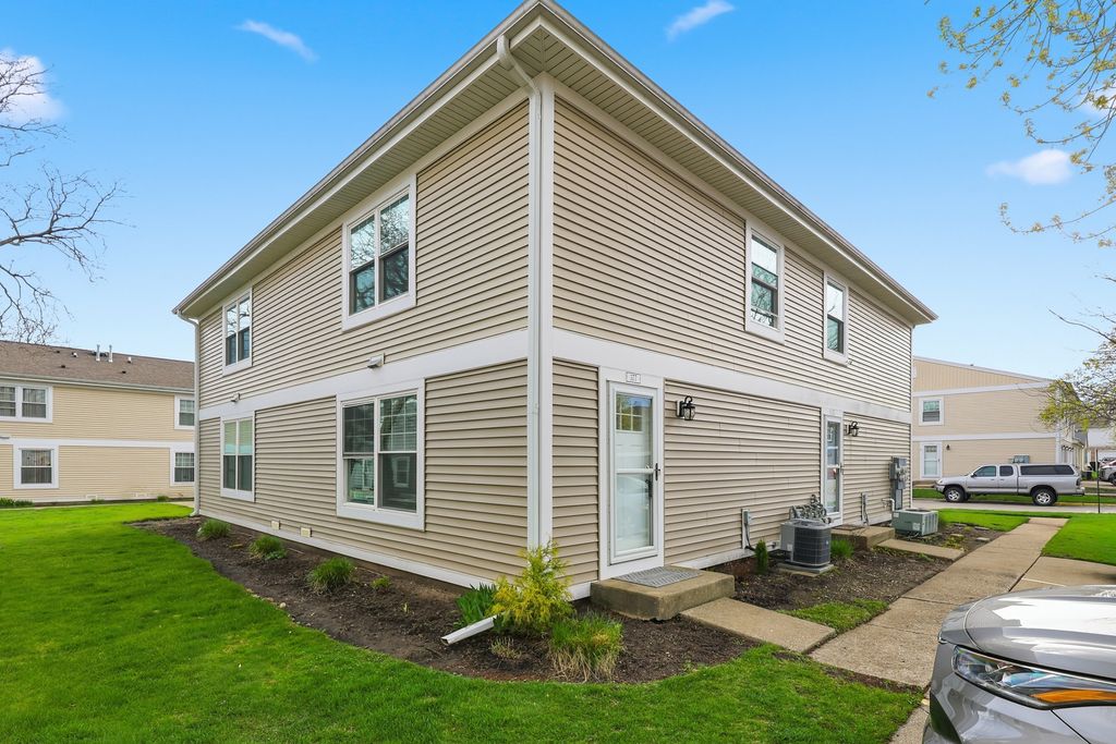 377 Farmingdale Circle 377, Vernon Hills, IL 60061