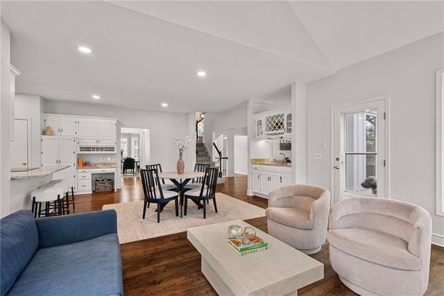 5212 W 129 Street, Leawood, KS 66209