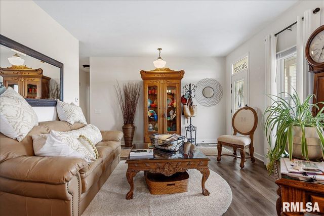 537 AUGUSTA Drive, Chatham, IL 62629
