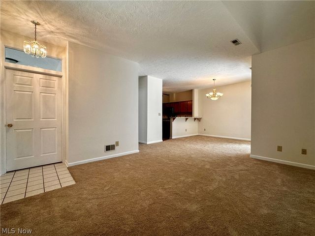 7 Woodland Chase Boulevard, Niles, OH 44446