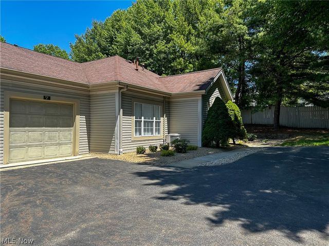 7 Woodland Chase Boulevard, Niles, OH 44446