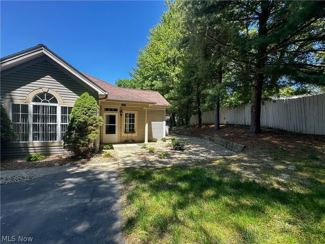 7 Woodland Chase Boulevard, Niles, OH 44446