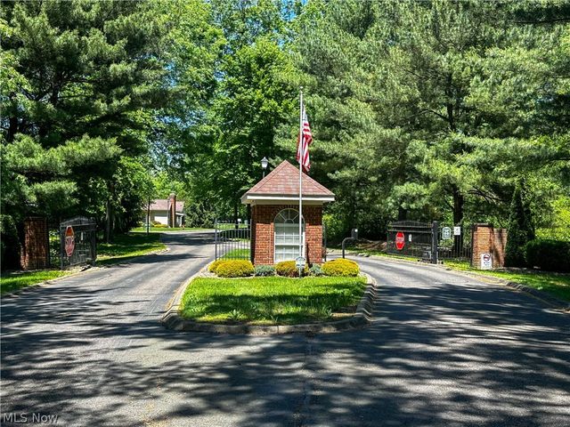 7 Woodland Chase Boulevard, Niles, OH 44446