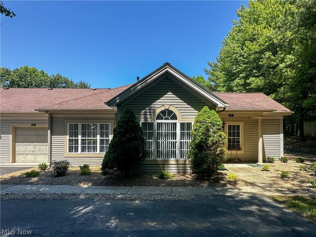 7 Woodland Chase Boulevard, Niles, OH 44446
