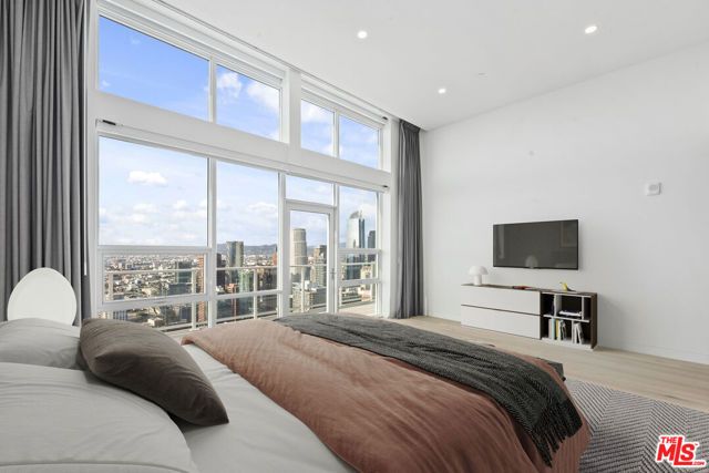 230 W Olympic Boulevard PH 2, Los Angeles, CA 90015