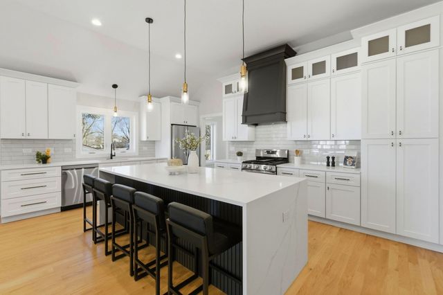 9327 Pleasant Avenue, Tinley Park, IL 60487