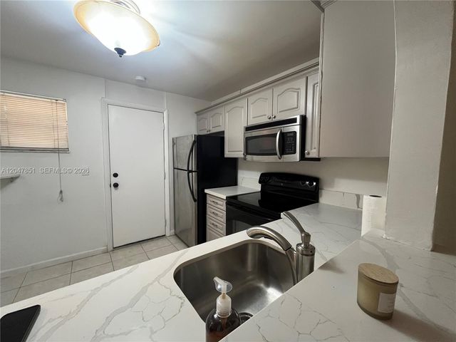 403 NW 68th Avenue 206, Plantation, FL 33317