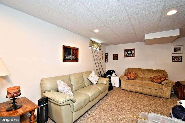 9958 GARDENIA LN, Philadelphia, PA 19115