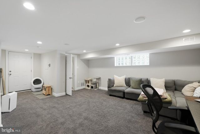700 LIVEZEY LN, Philadelphia, PA 19128